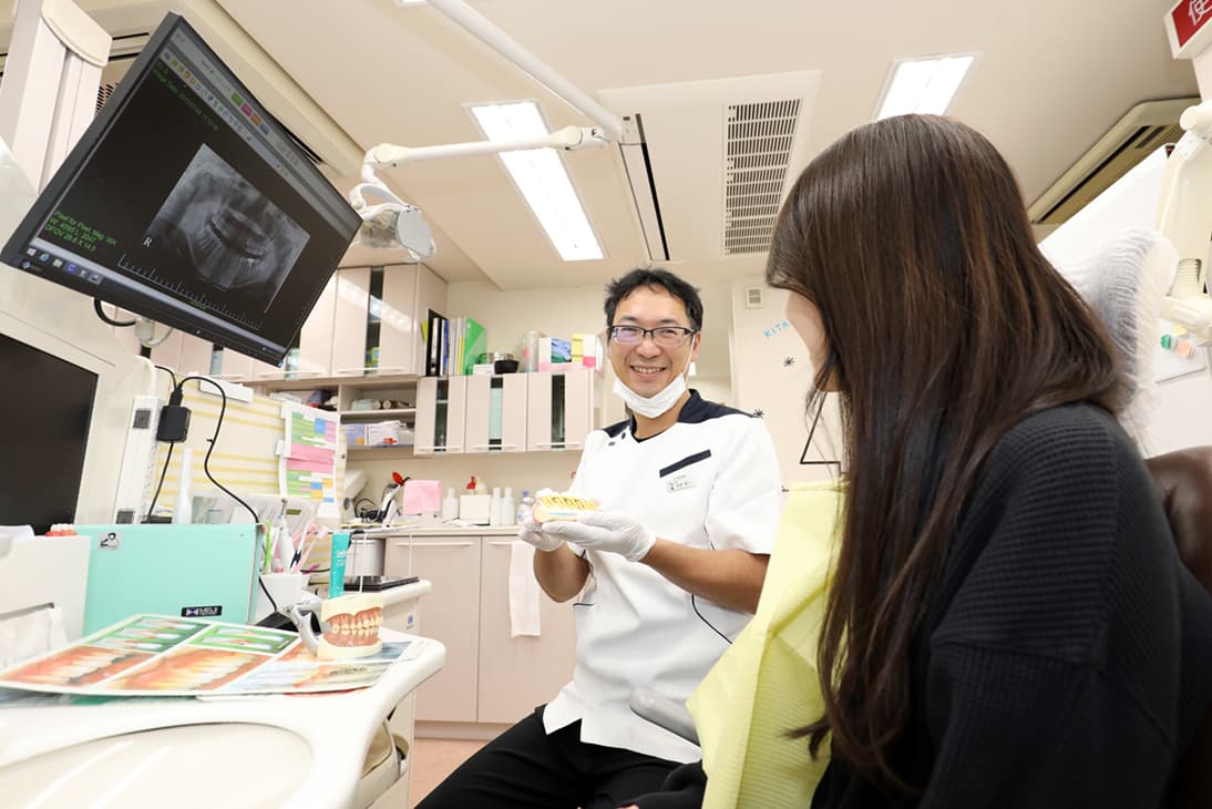 患者さまへ分かりやすく説明する歯科医師
